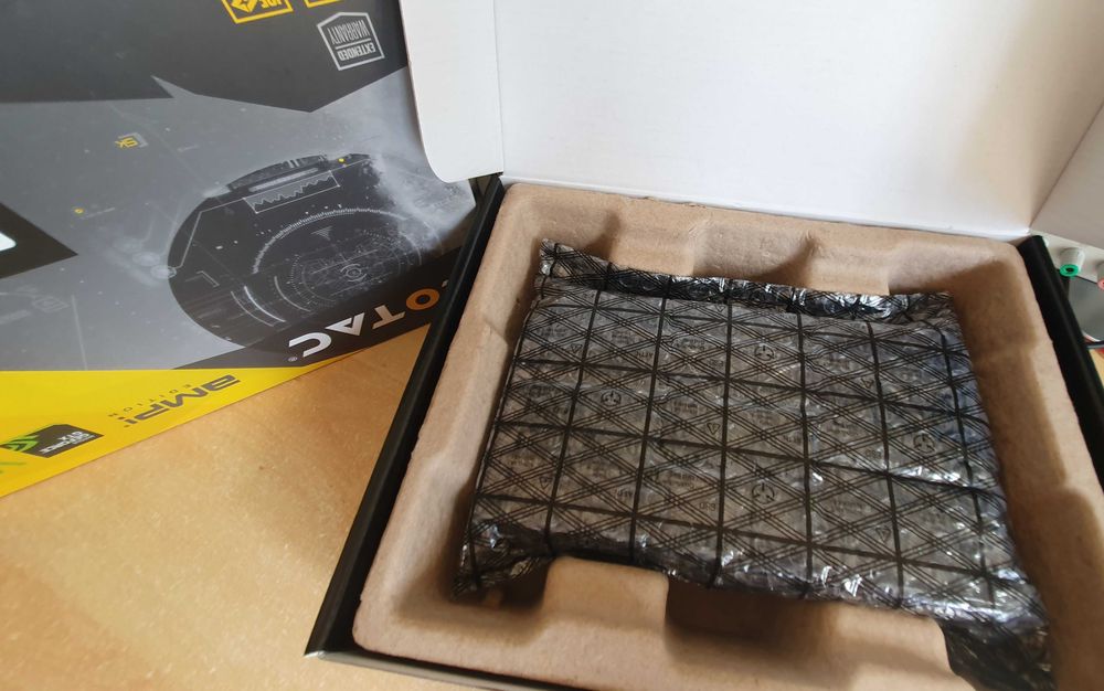 Placa gráfica ZOTAC Geforce GTX1060 3GB na caixa original.