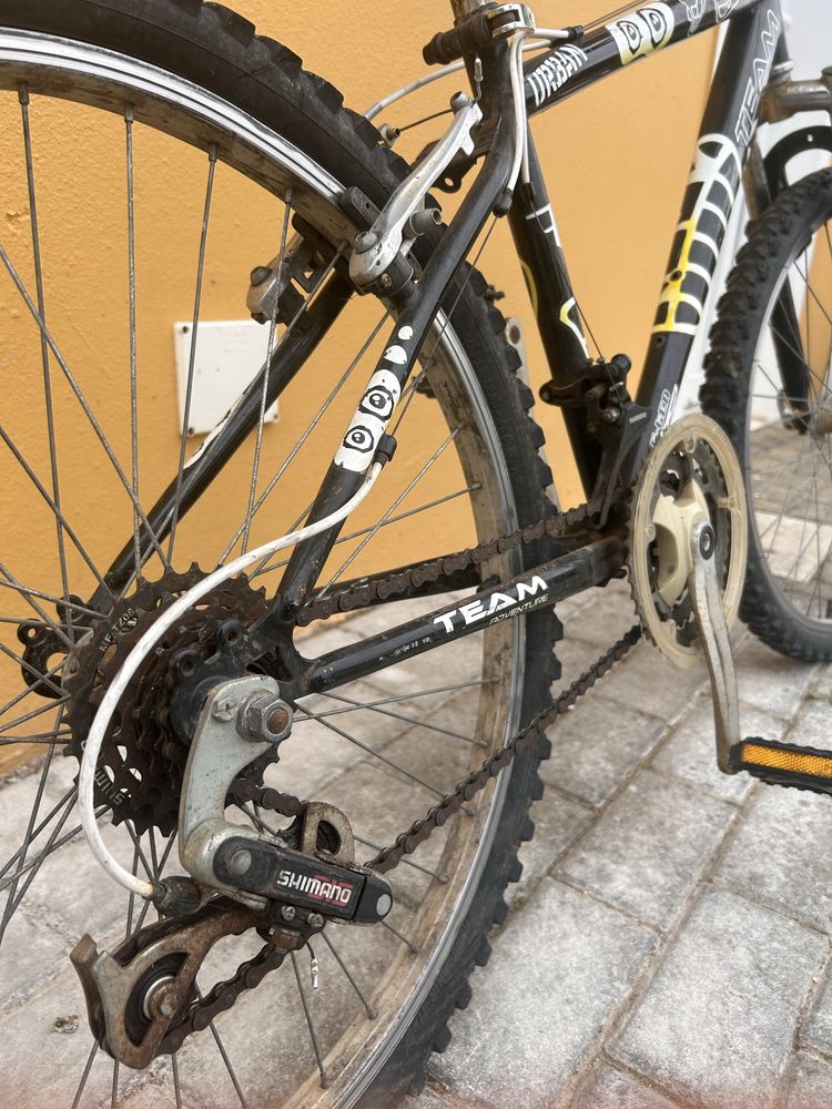 bicicleta preta e branca