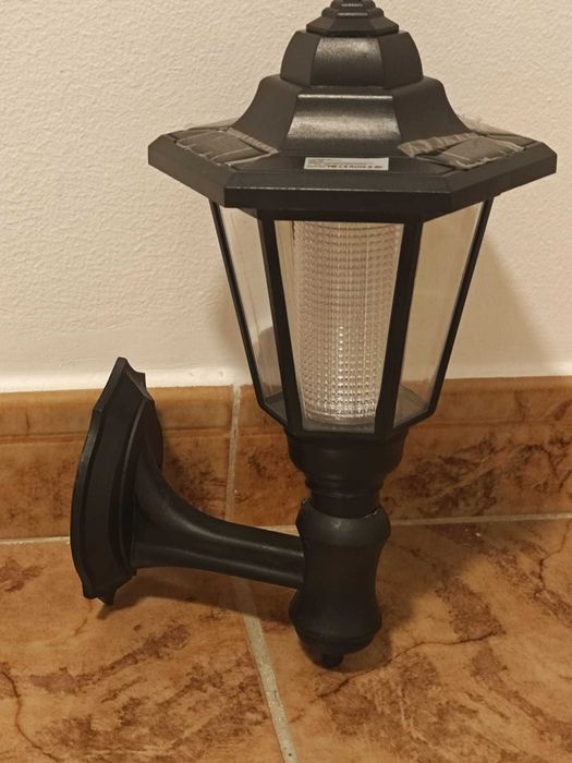 candeeiro de parede com painel solar