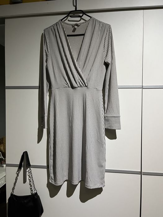 piękna podkreślająca sukienka midi biało-czarna,dekolt V,ozdobny rękaw