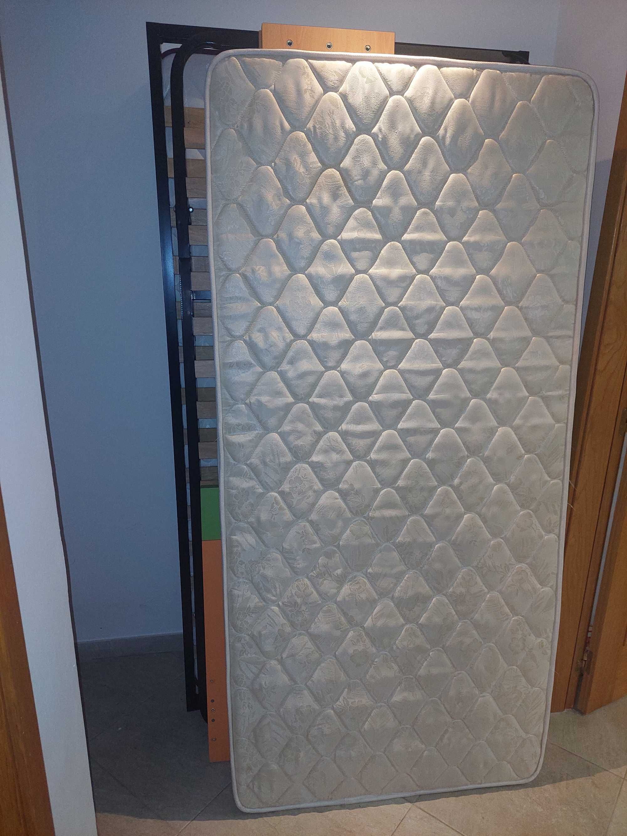 Vendo cama de solteiro dupla com os dois colchões como nova