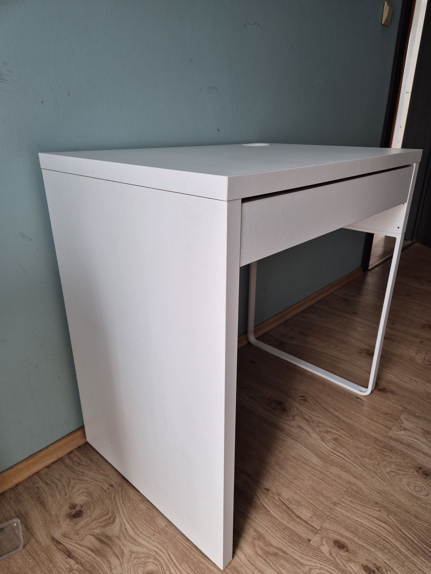 Białe biurko MICKE IKEA