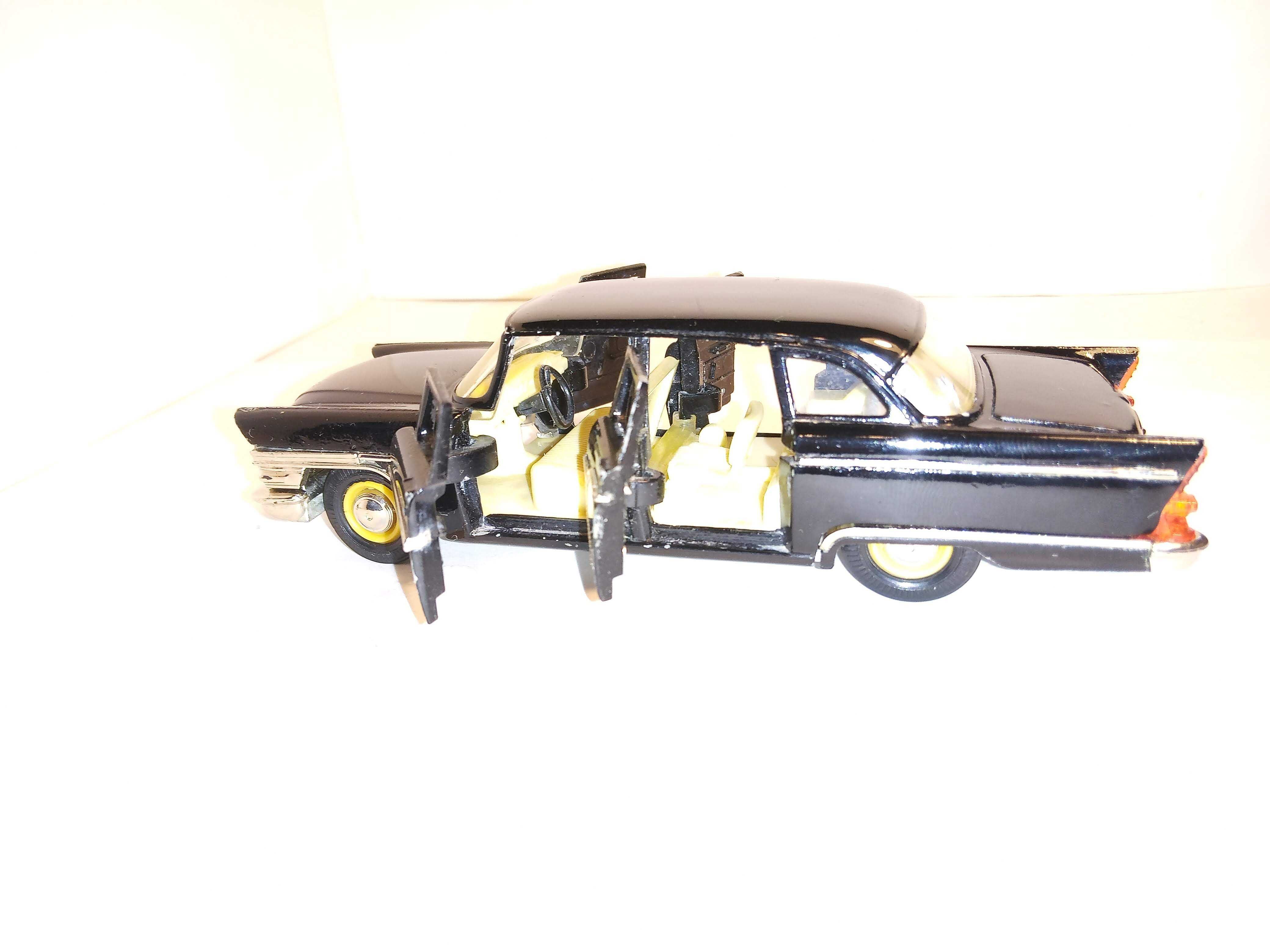 Модель автомобілю Чайка ГАЗ-13 А15. Зроблено в СРСР. Масштаб 1:43.