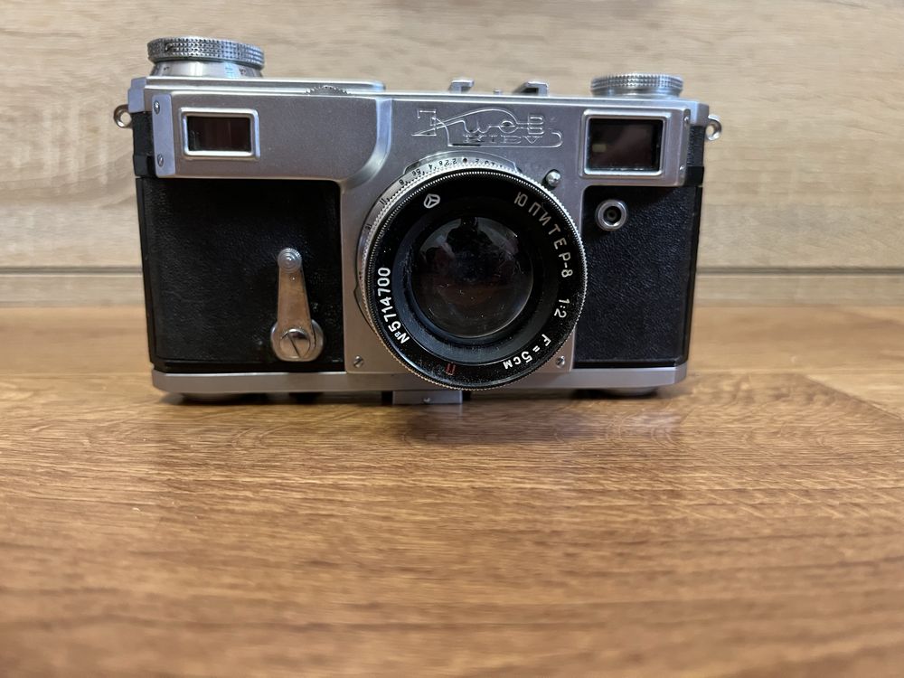 плівковий фотоапарат “Київ-4М” з об’єктивом “Юпітер-8М”