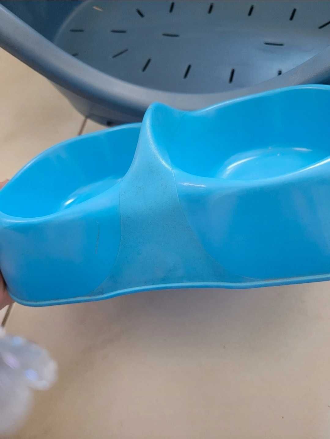 Cama e comedouro azul para animais