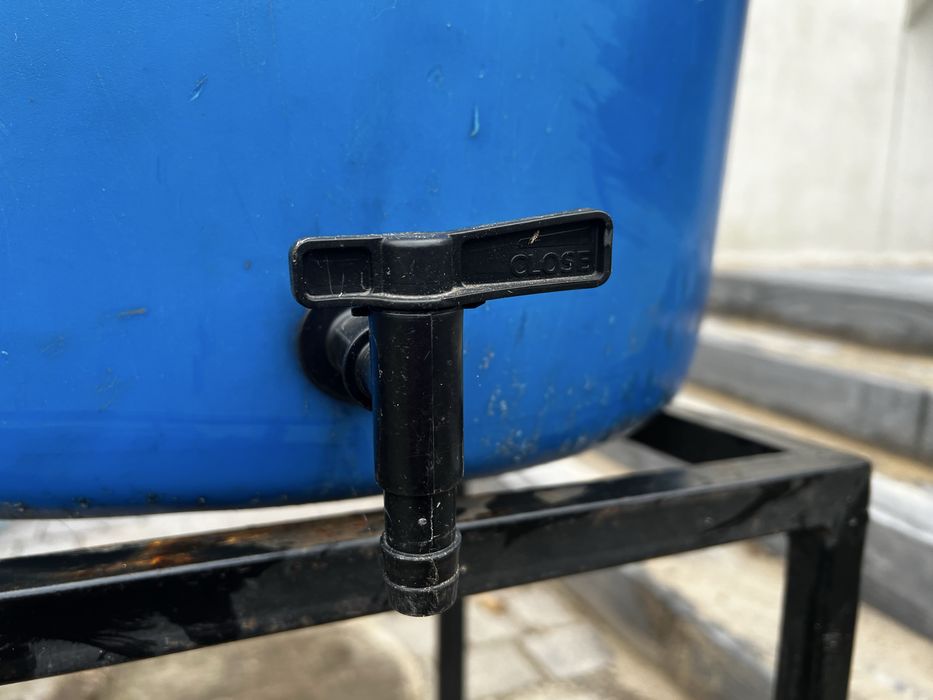 Plastikowa beczka na deszczówkę z kranikiem i stojakiem