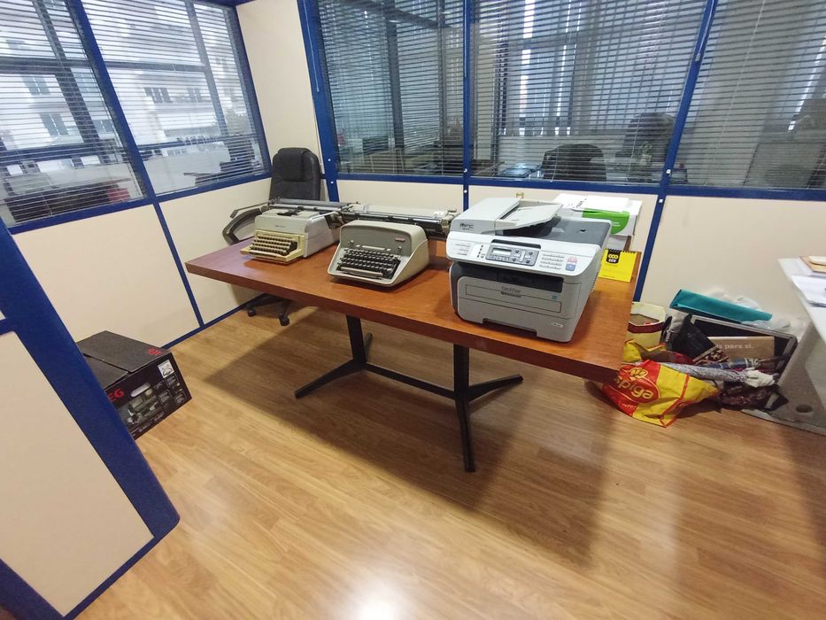 1 mesa + 1 secretária de escritório