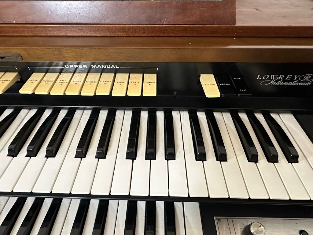 Piano vertical lowrey