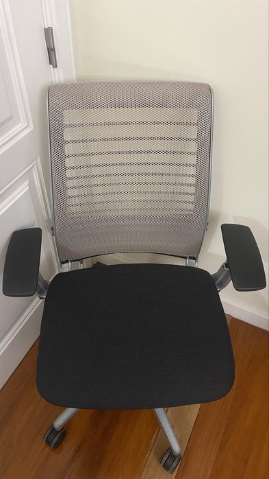 Cadeira escritório secretária ergonómica Steelcase Think V2