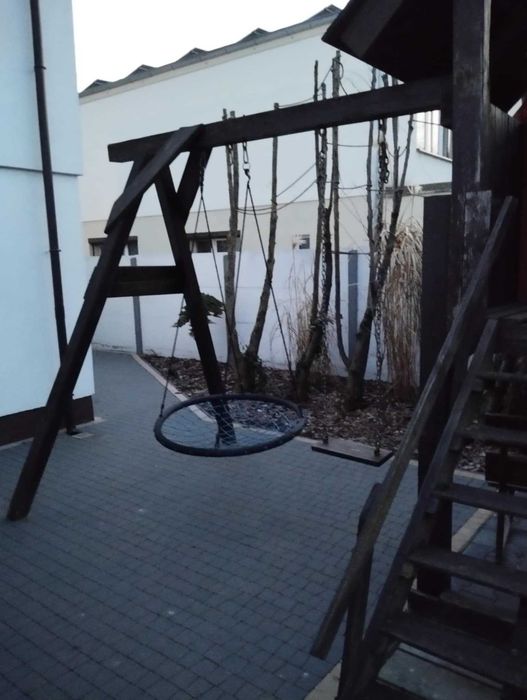 Drewniany domek do zabawy