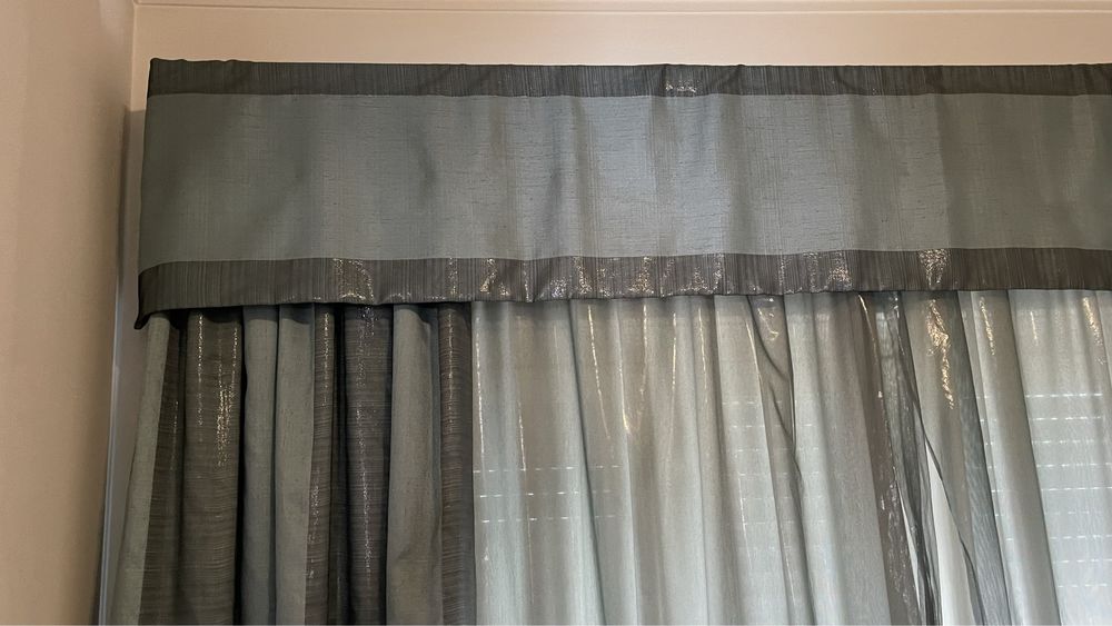 Cortinados prata e azul de correr com sanca