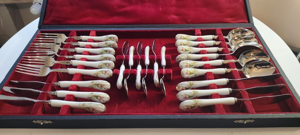 Zestaw sztućców 24 części +2