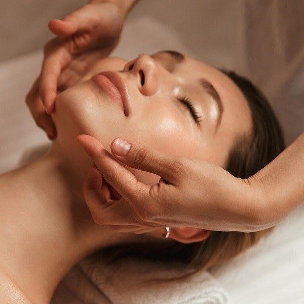 Масаж обличчя ручний та апаратний