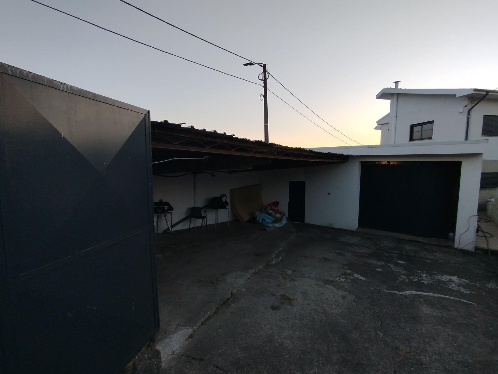 Arrenda-se Armazém/Garagem - Sandim