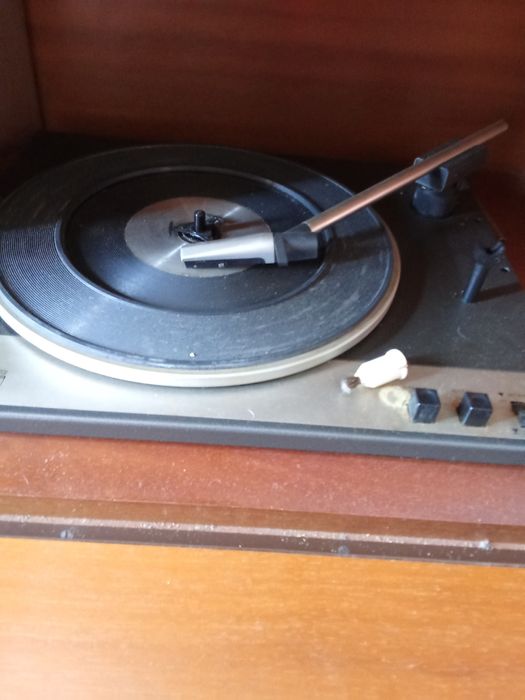 Móvel giradisco e rádio Grundig.