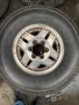 Vendo pneus 31.10.5R15 e jantes originais Toyota BX