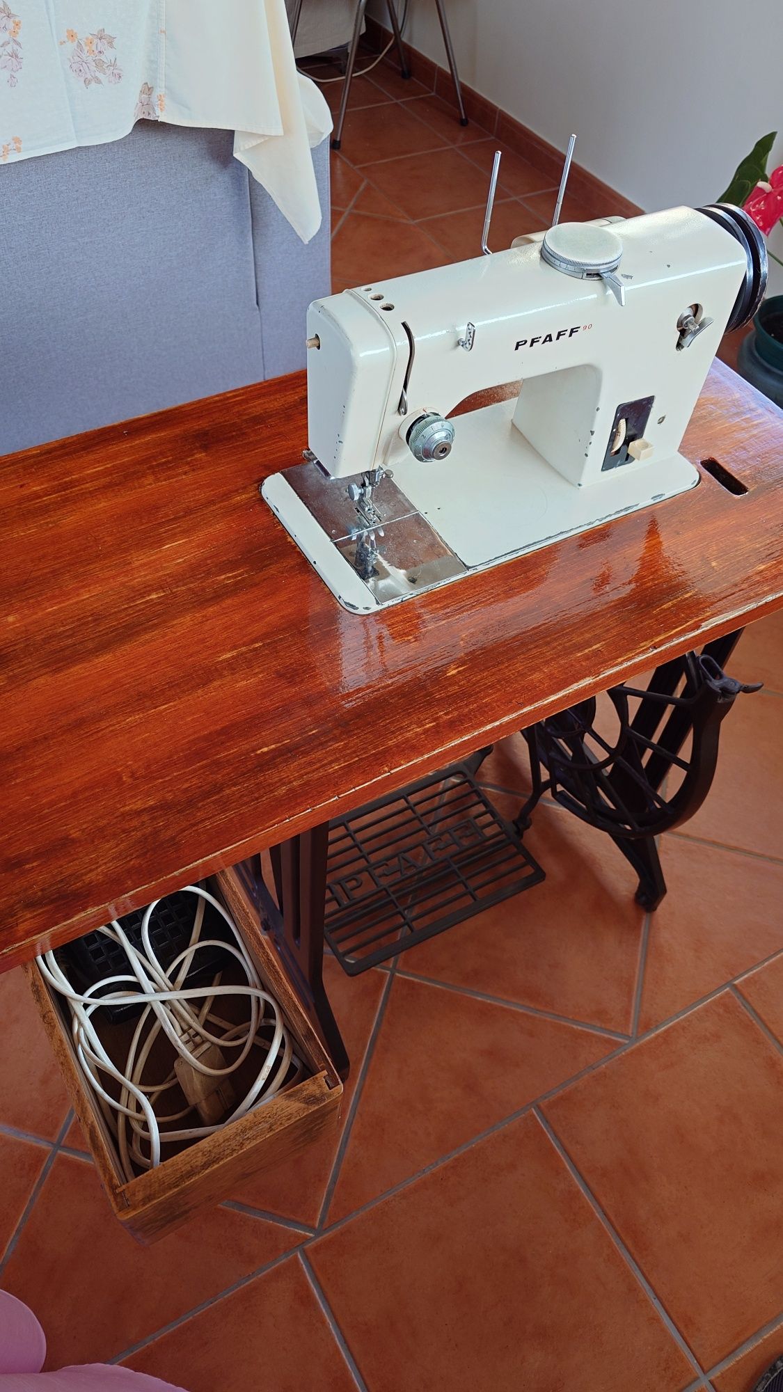 Máquina de Costura Elétrica PFAFF
