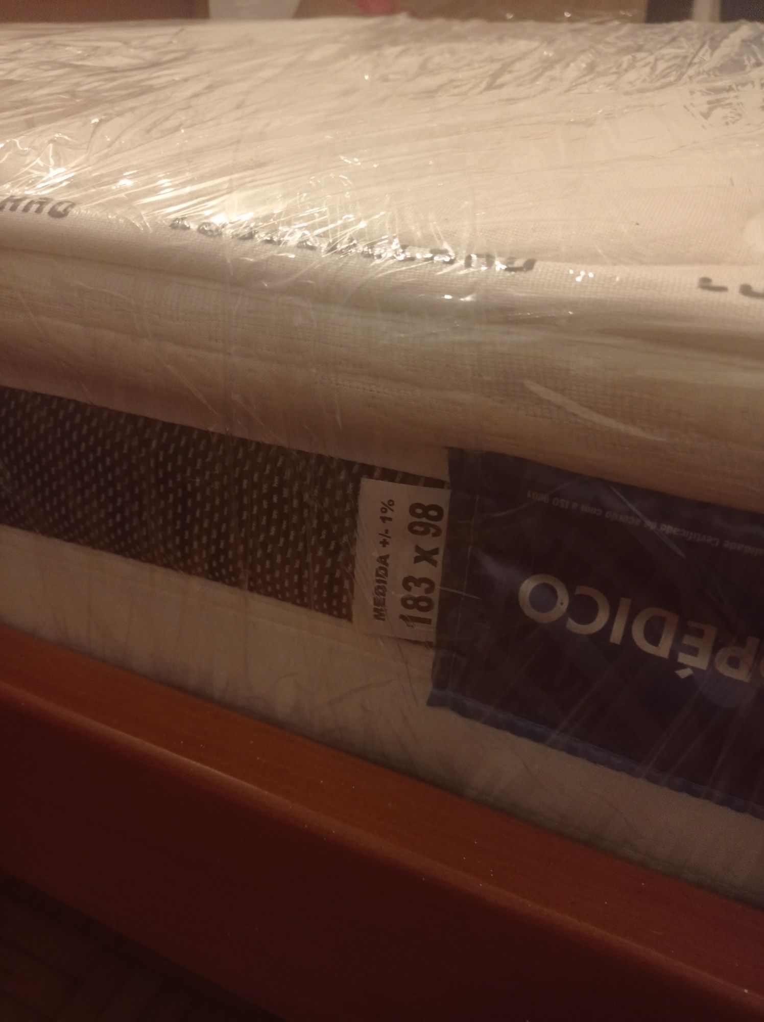 Cama de solteiro com colchão novo