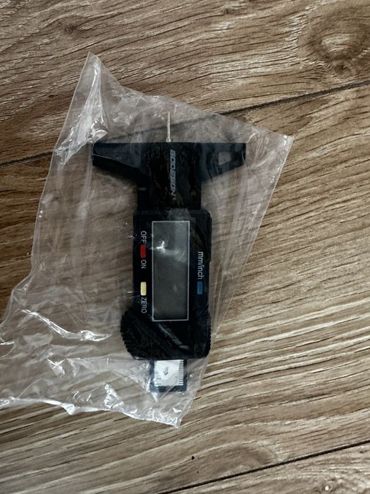 Miernik głębokości bieżnika