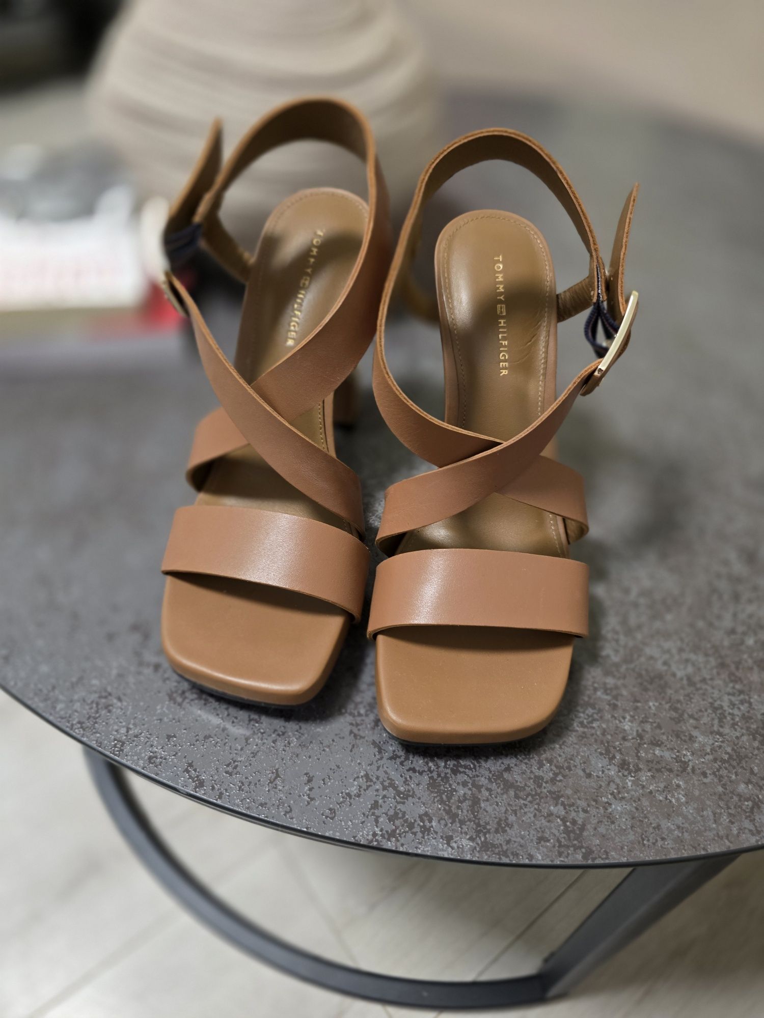 Tommy Hilfiger sandały skórzane hardware block r.38