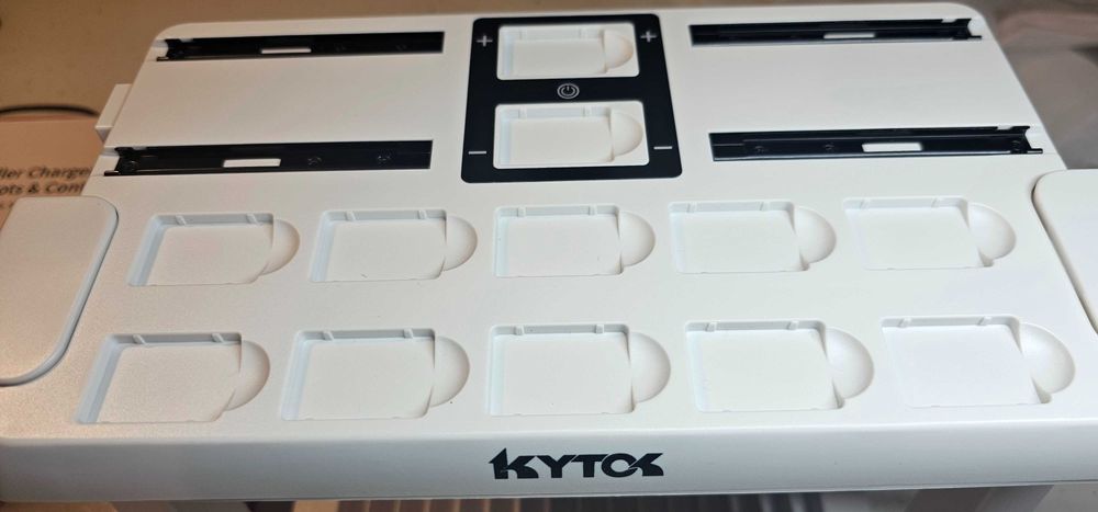 Kytok stacja ładująca stojak organizer do nintendo switch oled biała.