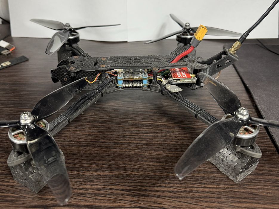 FPV дрон з АКБ в комплекті