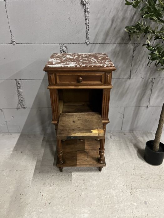 Деревʼяна тумбочка з природнім мармуром.