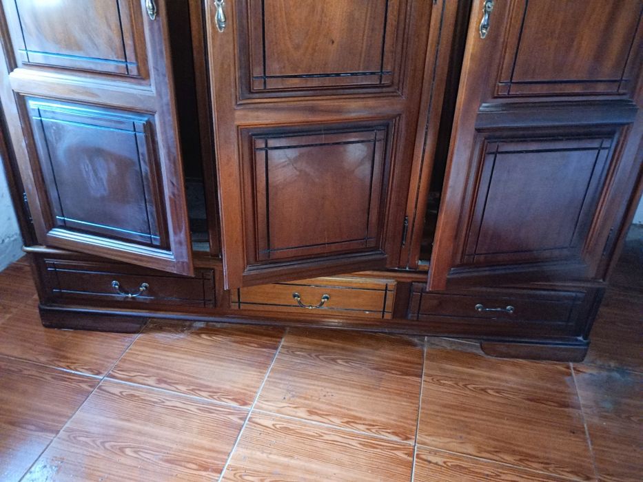 Roupeiro três portas com espelho interior em madeira maciça de mogno.