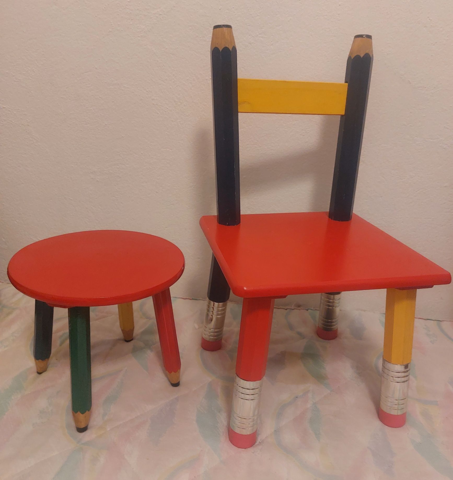 Peças bem coloridas, em madeira,.