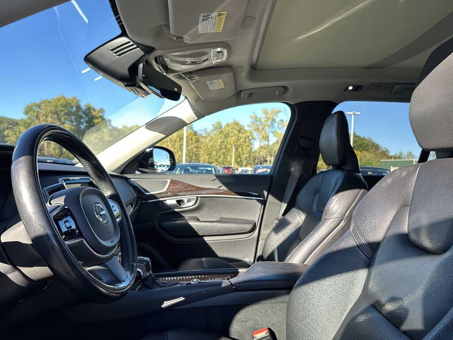 Volvo XC90 Momentum      2019