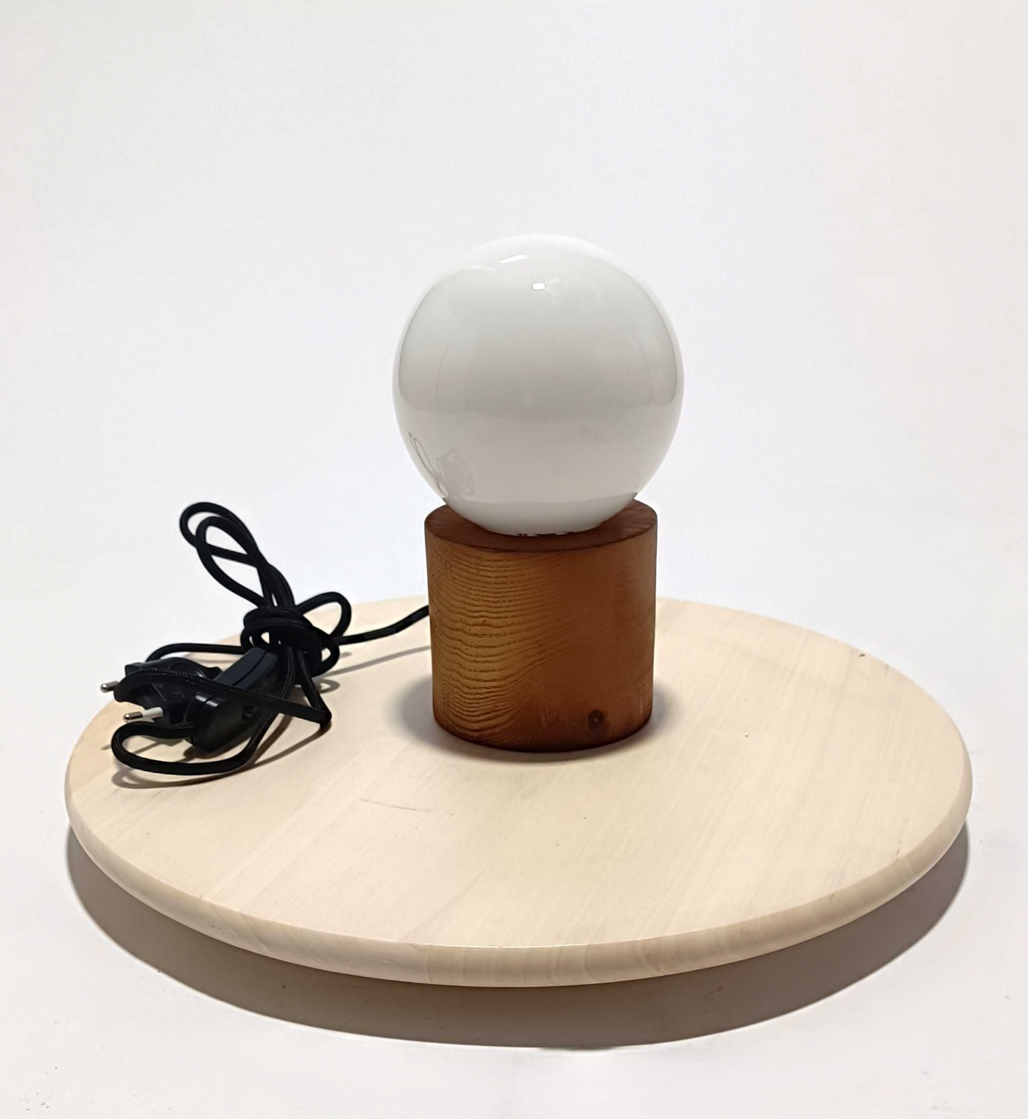 Candeeiro de mesa base em madeira e globo branco em vidro