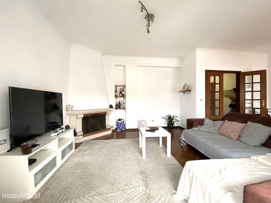 Apartamento T3 / Varanda / Garagem / Sótão/ Centro / Marinha Grande