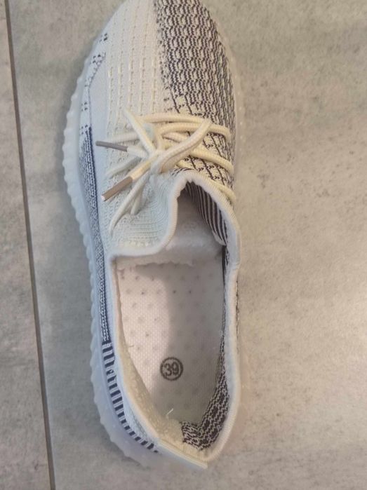 Buty sportowe damskie jak Adidas Yaazy. nowe