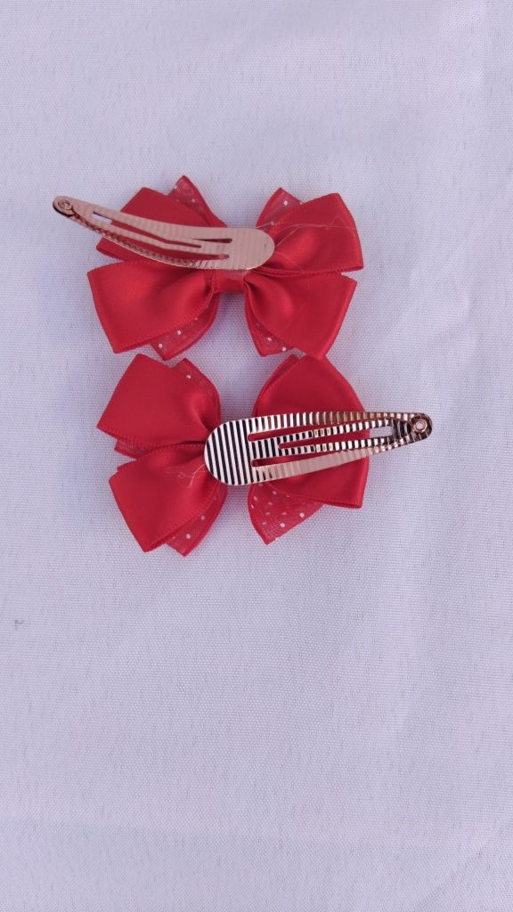 Dois ganchos para o cabelo com laço vermelho às bolinhas