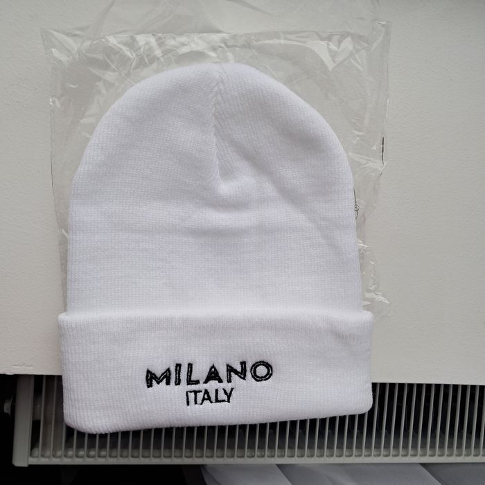 Біла шапка нова продам