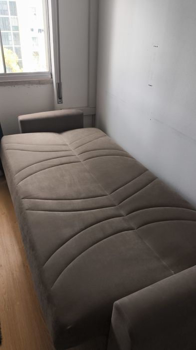 Sofá cama com espaço de arrumação