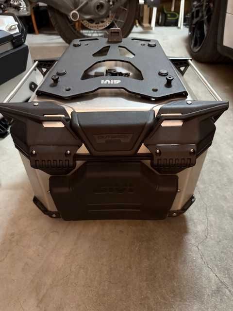 GIVI TREKKER OUTBACK 42 + Base para BMW GS 1250/1300