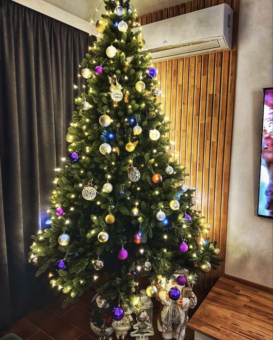 Штучна літая  ялинка 230 см