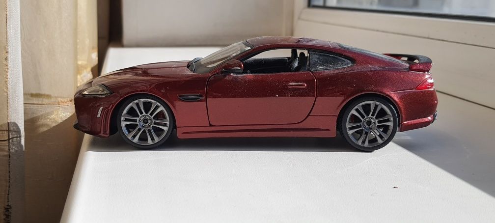 Продам модельку Jaguar XKR-S, 1:24