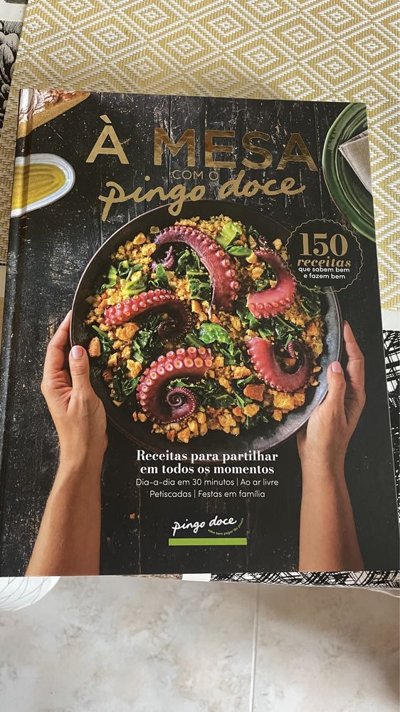 Livro de receitas à mesa com o pingo doce