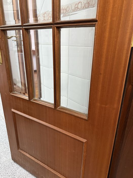 Porta interior em madeira com vidro