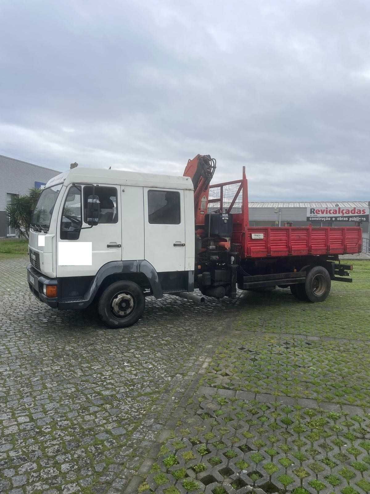 Camião MAN Pesado Tribasculante com grua