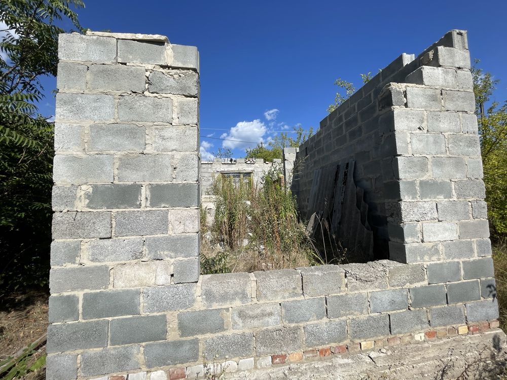 Участок , дом с фундаментом в хорошем месте