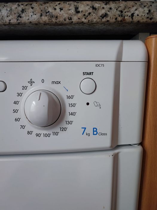 Máquina de Secar Roupa Indesit IDC 75 B 7kg