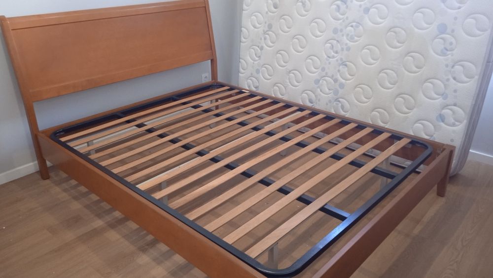 Cama de casal + 2 mesinhas de cabeceira