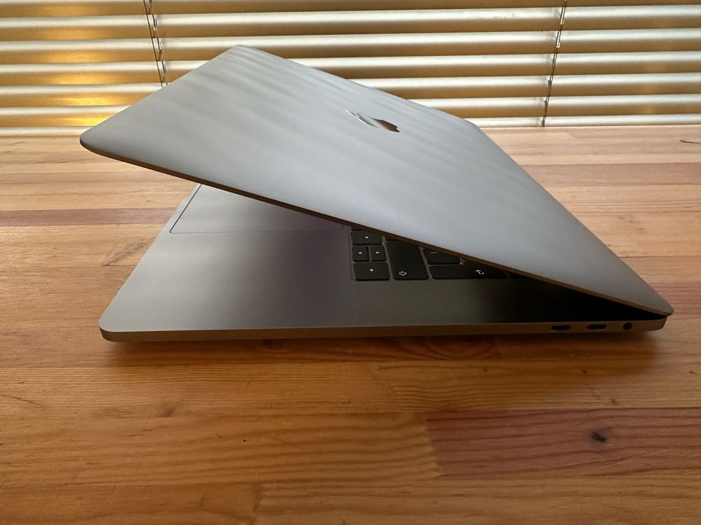 Laptop Apple MacBook 15 A1990 i7 16gb 512gb sequoia A/B fv23