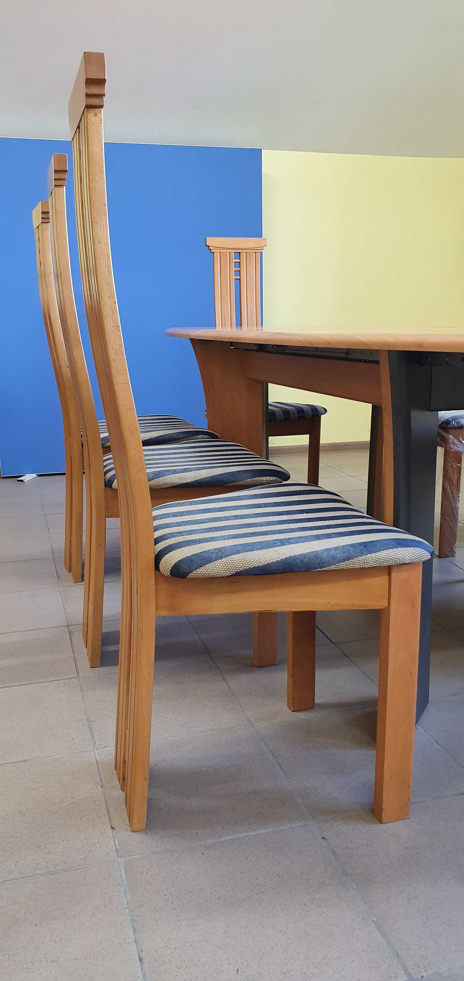 Nowoczesny stół z krzesłami do salonu