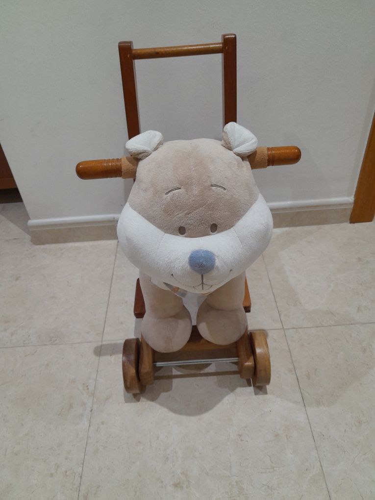 Carrinho com rodas para o seu bebé