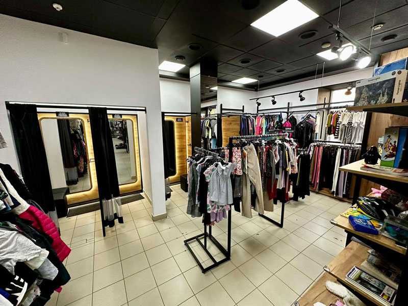 Торгові металеві стелажі для маркетів. Стелажі магазинів для одягу.