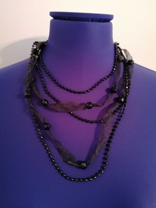 Czarne korale z tiulem